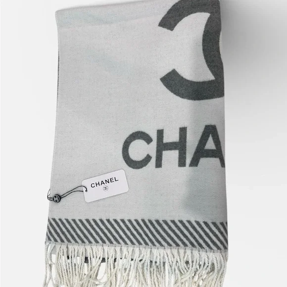Chic Gray and White Branded Cashmere Shawl/Scarf - Picture 4 of 4